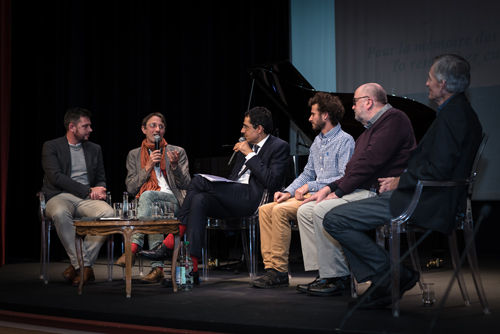 De gauche à droite, le Dr Julien Andrieu, le Dr Cyrille Chatelain, Darius Rochebin, Victor Ammann, le Dr Gustaaf Verswijver et le Dr Denis Ramseyer au Théâtre Les Salons, le 10 décembre 2019. Photo Luis Lourenço.