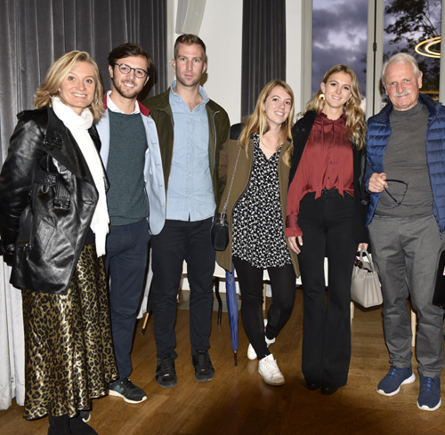 Yann Arthus-Bertrand, président de la Fondation GoodPlanet et membre du comité d’honneur de la Fondation culturelle Musée Barbier-Mueller avec, de gauche à droite, Caroline et Henri Barbier-Mueller, Philippe Mercier, Diane et Alix Barbier-Mueller. Photo Caroline Kaspar-Nebel.