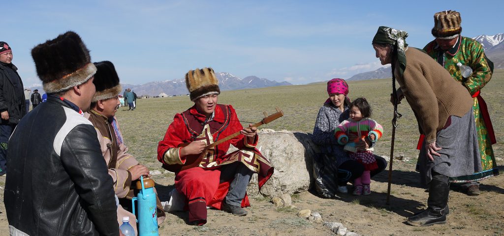 Rituel de T’ažyl bür. Au terme du rituel, le jeune
musicien traditionnel A. Tudenev entonne un extrait
d’épopée en chant de gorge sous l’œil scrutateur des
anciens. Koš-Agač. Photo Clément Jacquemoud, 2011.