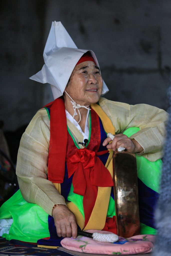 The shaman Kang Bok-Nyo. Photo Koh Sung-Mi, 2016.