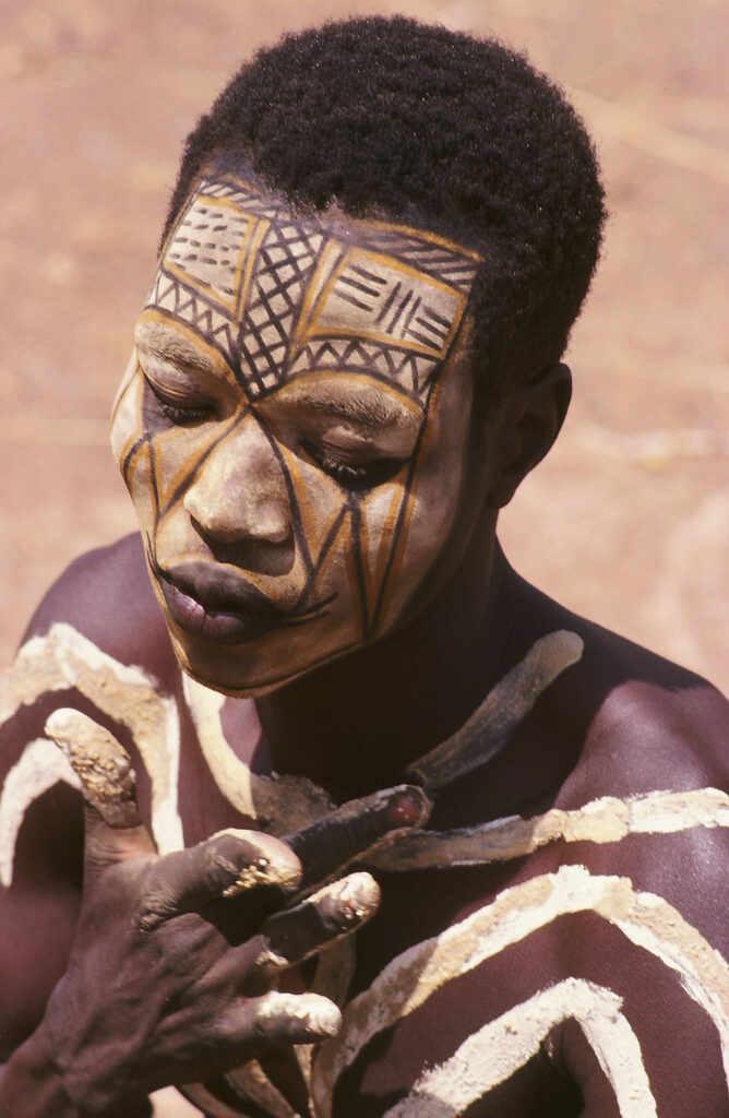 Motifs géométriques peints sur le visage d’un Nuba. Soudan. © Pierre Dubois.