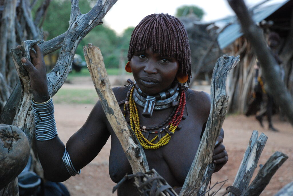 Hailunda se tient aux barrières de l’enclos à bétail, veillant à la bonne traite des animaux qui se trouvent à
l’intérieur (Photo : J. Dubosson 2009, village de Dambaiti)