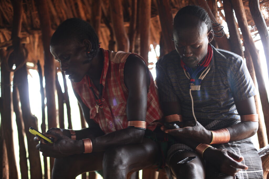 Bona et Haila, deux amis et informateurs Hamar, contrôlent leurs messages et leurs appels sur leur téléphone.
(Photo : J. Dubosson 2011, village de Dambaiti)