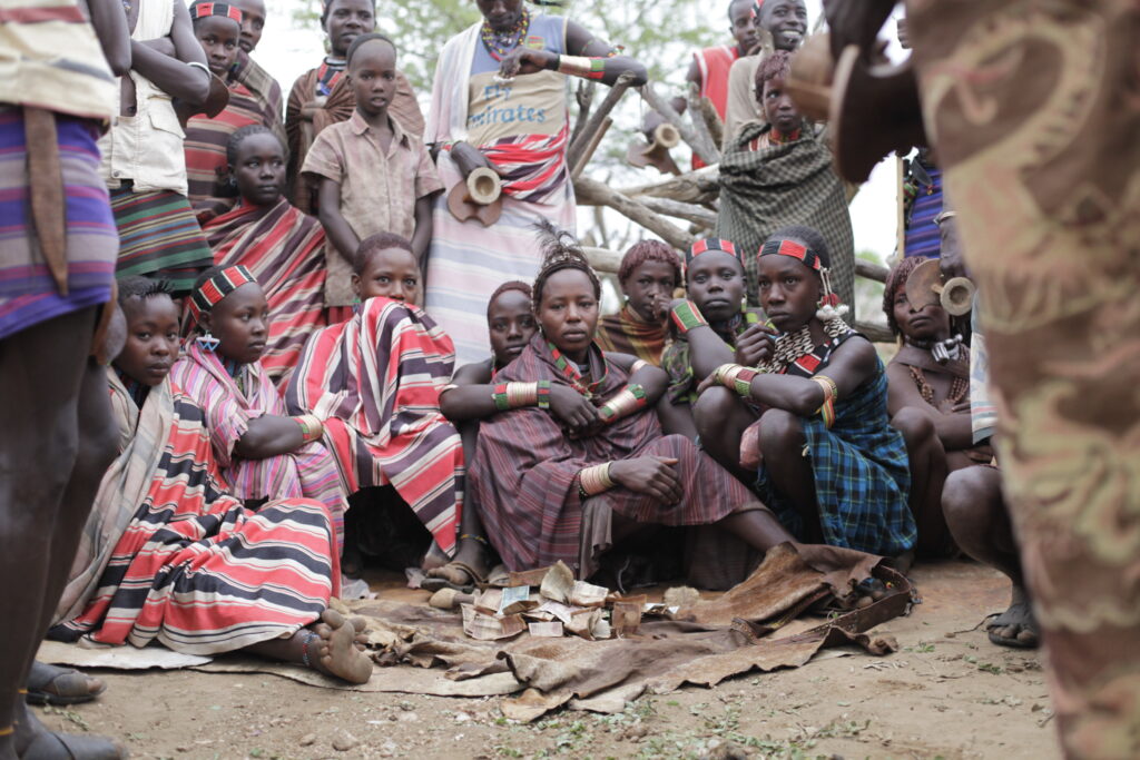 Avant son départ vers le village de son mari, la jeune mariée est entourée par ses amis et sa famille qui lui
offrent à cette occasion de l’argent. (Photo : J. Dubosson 2011, village de Mulmule)