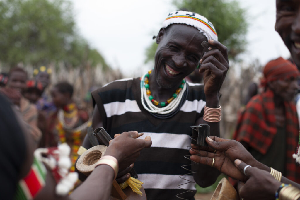 Lors du mariage, la kalachnikov de Chada part en miettes dans un bruit sec et sonore qui fait peur aux
participants et qui produit également de joyeux fous rires (Photo : J. Dubosson 2011, village de Mulmule)