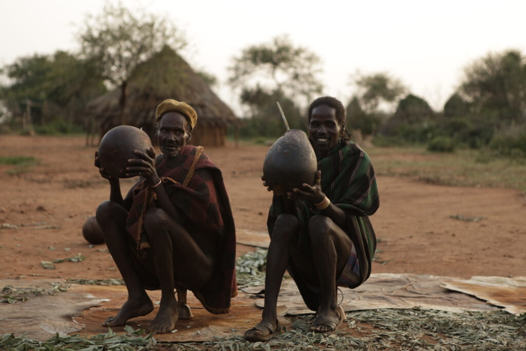 Au petit matin, Uri et Sago boivent une bière, paisiblement assis sur leur apppuie-tête. (Photo : J. Dubosson
2011, village d’Angude)