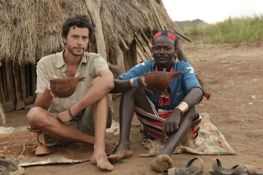 L’ethnographe et son informateur. Haila est mon ami et guide privilégié de la culture Hamar, c’est avec lui que
je réalise la majorité de mes enquêtes (Photo M. Gex 2011 : village de Bané 2011)