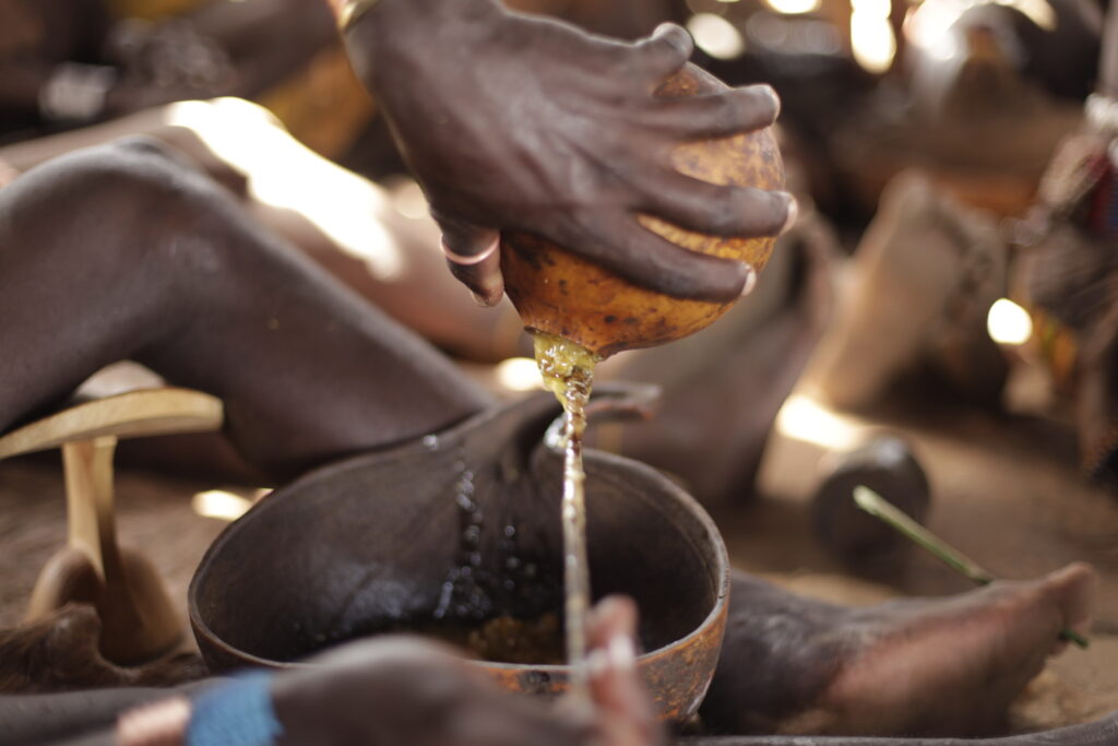Au petit matin, le miel est coulé dans un bol et des boudins de sorgho y sont trempés avant d’être consommés.
(Photo J. Dubosson : village de Dambaiti 2011)