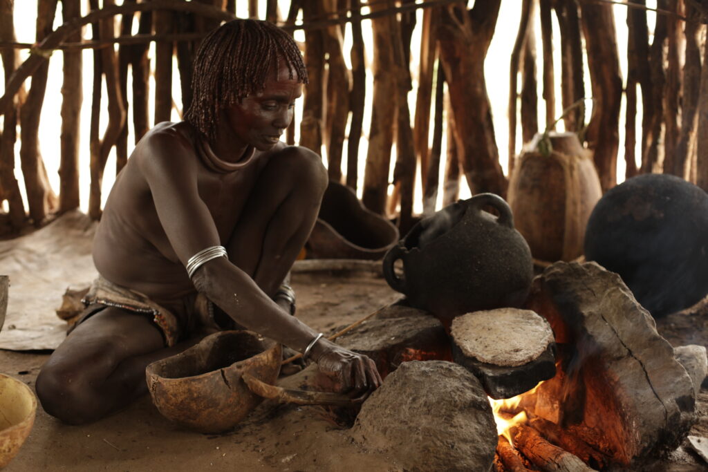 Hailanda prépare des galettes de sorgho sur une ardoise, à l’intérieur de sa maison construite près de son champ.
(Photo : J. Dubosson, Dambaiti 2011)