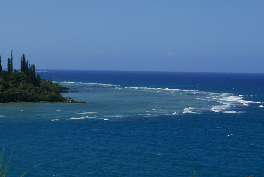 Les Kanak sont très attachés à la préservation du lagon néo-calédonien, l’un des plus vastes au monde, protégé par une barrière de corail de 1 600 km. Mer de Corail, Hienghène, Nouvelle-Calédonie, 2015. © Claude Grin