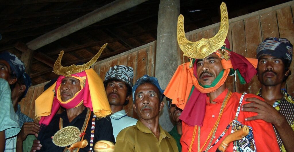 Avant le transport du corps de la princesse Tamu Rambu Yuliana vers sa dernière demeure, les deux "papanggang" masculins, en tenue rituelle, se recueillent devant sa dépouille. Novembre 2003. Île de Sumba. Photo : Georges Breguet.