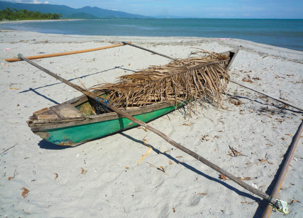 Pirogue échouée sur la plage de Barus, 2011. Photo Helder Da Silva. 
Photographie tirée du livre de feu Jean-Paul Barbier-Mueller : "Au nord de Sumatra, un groupe inconnu, les Kalasan Batak", publié par la Fondation culturelle Musée Barbier-Mueller.