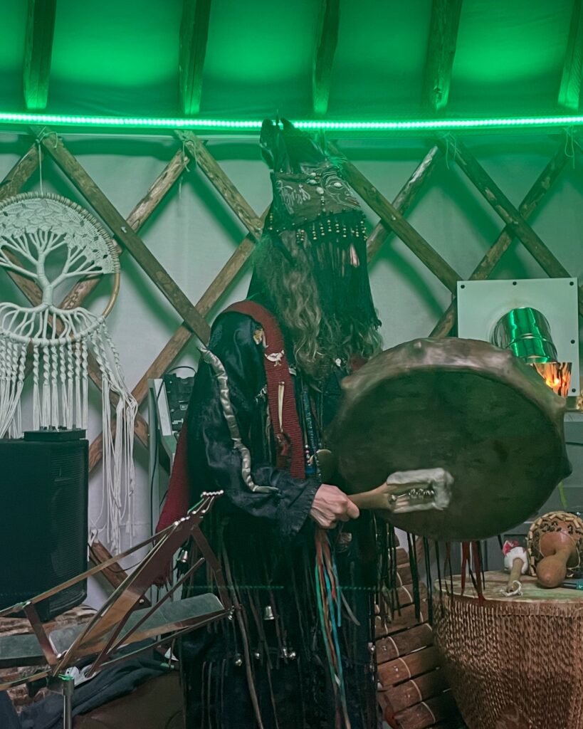 Vera Sazhina, chamane venue spécialement de Touva, en pleine démonstration de rituels ancestraux mêlant chants, tambour et gestes thérapeutiques.