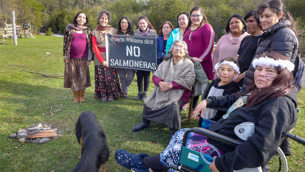 Cérémonie rituelle à Río Ukika. Manifestation contre l’implantation d’élevages de saumons sur le territoire yagan.
Non aux poissons étrangers !" Paf poula apouš" !