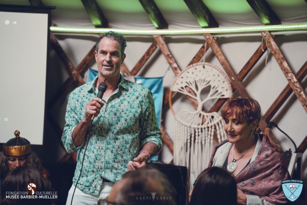 Coast Sullenger, président du Polo Club de Genève, et Laurence Mattet, directrice de la Fondation culturelle Musée Barbier-Mueller, lors de l’événement Voyages entre science et spiritualité, dans une yourte, le 9 mai 2025.