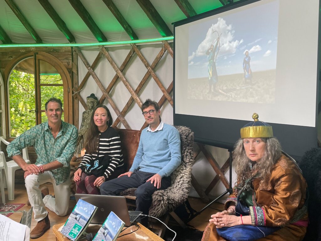 De gauche à droite : Coast Sullenger, président du Polo Club de Genève ; Svetlana Jacquemoud, originaire de l’Altaï (Sibérie) ; Clément Jacquemoud, anthropologue ; et Vera Sazhina, chamane de Touva (Sibérie).